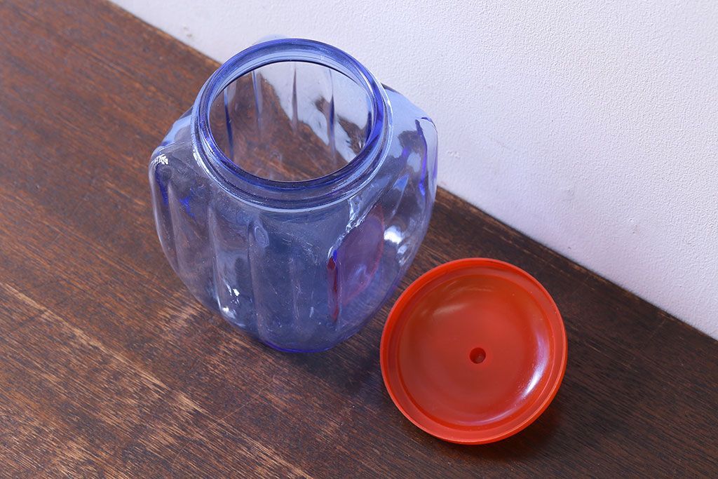 アンティーク雑貨　和製アンティーク　大正昭和期　戦前　プラスチック蓋の青色ガラス瓶(1)