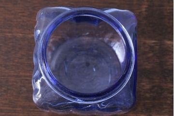 アンティーク雑貨　和製アンティーク　大正昭和期　戦前　プラスチック蓋の青色ガラス瓶(1)