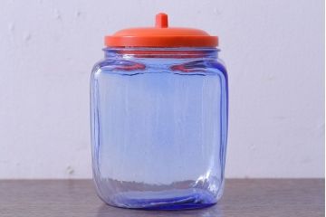 アンティーク雑貨　和製アンティーク　大正昭和期　戦前　プラスチック蓋の青色ガラス瓶(1)