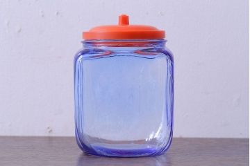 アンティーク雑貨　和製アンティーク　大正昭和期　戦前　プラスチック蓋の青色ガラス瓶(1)