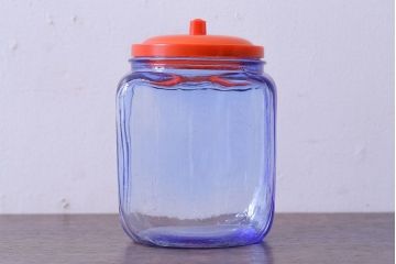 アンティーク雑貨　和製アンティーク　大正昭和期　戦前　プラスチック蓋の青色ガラス瓶(1)