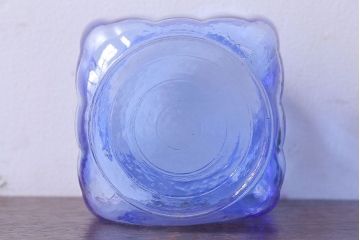 アンティーク雑貨　和製アンティーク　大正昭和期　戦前　プラスチック蓋の青色ガラス瓶(1)