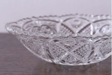 アンティーク雑貨　繊細で華やかなデザインのガラス製レース深皿(鉢、ボウル)2枚セット(2)