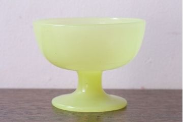 アンティーク雑貨　丸みを帯びた可愛らしいウランガラスの氷コップ(脚付きカップ、グラス、パフェグラス)(1)