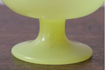 アンティーク雑貨　丸みを帯びた可愛らしいウランガラスの氷コップ(脚付きカップ、グラス、パフェグラス)(1)