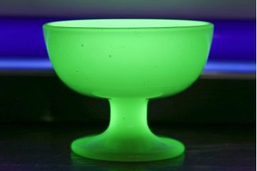 アンティーク雑貨　丸みを帯びた可愛らしいウランガラスの氷コップ(脚付きカップ、グラス、パフェグラス)(1)