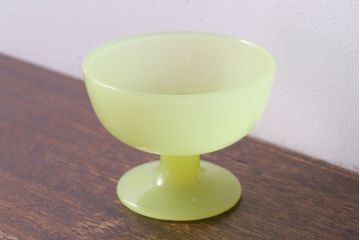 アンティーク雑貨　丸みを帯びた可愛らしいウランガラスの氷コップ(脚付きカップ、グラス、パフェグラス)(1)
