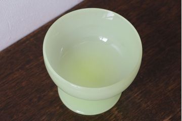 アンティーク雑貨　丸みを帯びた可愛らしいウランガラスの氷コップ(脚付きカップ、グラス、パフェグラス)(2)