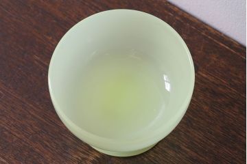 アンティーク雑貨　丸みを帯びた可愛らしいウランガラスの氷コップ(脚付きカップ、グラス、パフェグラス)(2)