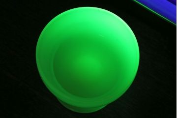 アンティーク雑貨　丸みを帯びた可愛らしいウランガラスの氷コップ(脚付きカップ、グラス、パフェグラス)(2)