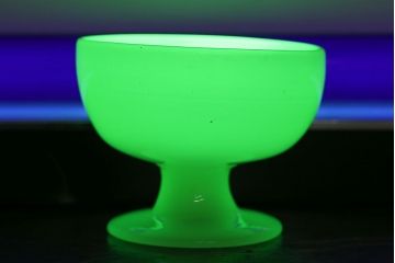 アンティーク雑貨　丸みを帯びた可愛らしいウランガラスの氷コップ(脚付きカップ、グラス、パフェグラス)(2)