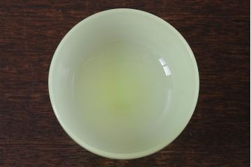 アンティーク雑貨　丸みを帯びた可愛らしいウランガラスの氷コップ(脚付きカップ、グラス、パフェグラス)(2)