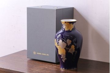 アンティーク雑貨　中古美品　大倉陶園　瑠璃(ルリ)金蝕葡萄　気品漂う花瓶(箱付き)