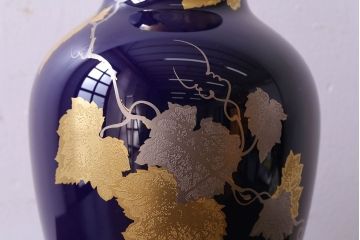 アンティーク雑貨　中古美品　大倉陶園　瑠璃(ルリ)金蝕葡萄　気品漂う花瓶(箱付き)