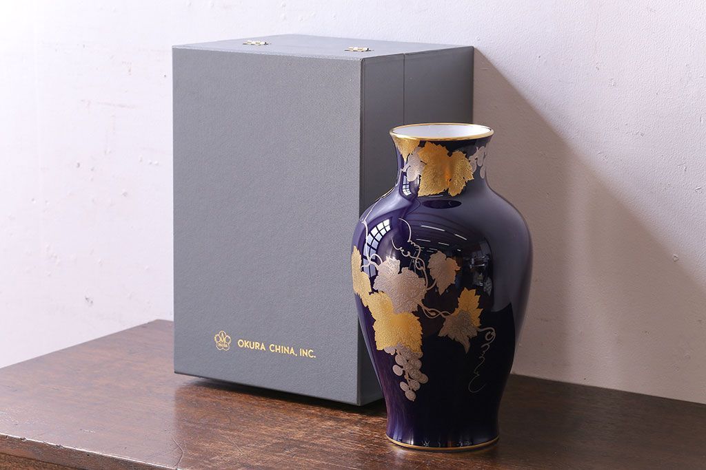 アンティーク雑貨　中古美品　大倉陶園　瑠璃(ルリ)金蝕葡萄　気品漂う花瓶(箱付き)