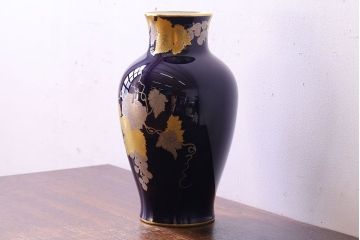 アンティーク雑貨　中古美品　大倉陶園　瑠璃(ルリ)金蝕葡萄　気品漂う花瓶(箱付き)