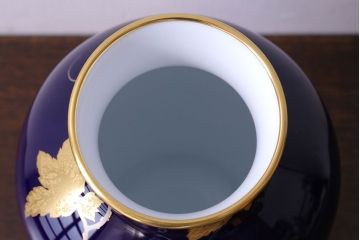 アンティーク雑貨　中古美品　大倉陶園　瑠璃(ルリ)金蝕葡萄　気品漂う花瓶(箱付き)