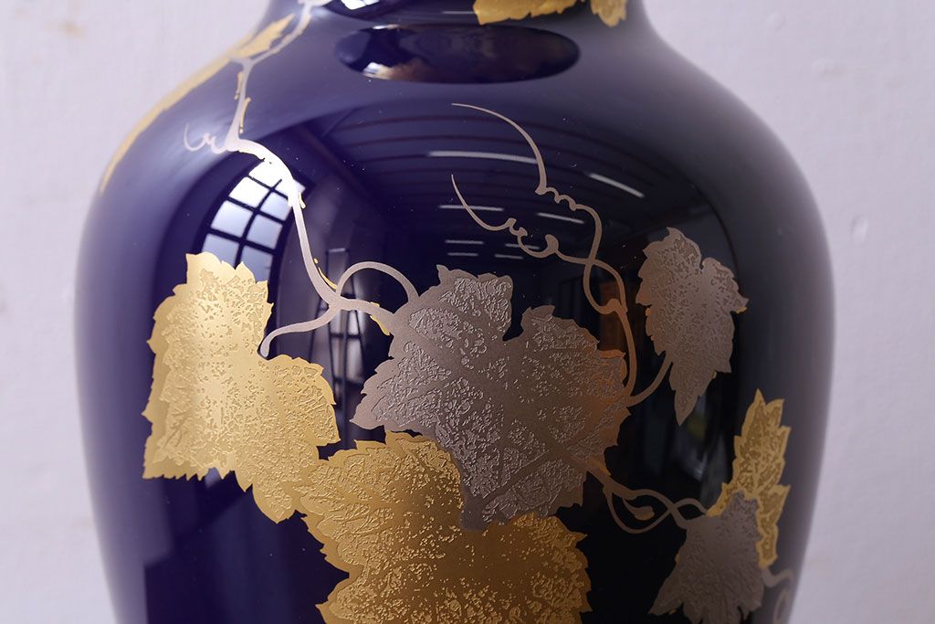 アンティーク雑貨　中古美品　大倉陶園　瑠璃(ルリ)金蝕葡萄　気品漂う花瓶(箱付き)