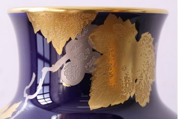 アンティーク雑貨　中古美品　大倉陶園　瑠璃(ルリ)金蝕葡萄　気品漂う花瓶(箱付き)