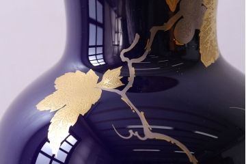 アンティーク雑貨　中古美品　大倉陶園　瑠璃(ルリ)金蝕葡萄　気品漂う花瓶(箱付き)