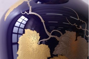 アンティーク雑貨　中古美品　大倉陶園　瑠璃(ルリ)金蝕葡萄　気品漂う花瓶(箱付き)