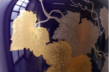 アンティーク雑貨　中古美品　大倉陶園　瑠璃(ルリ)金蝕葡萄　気品漂う花瓶(箱付き)