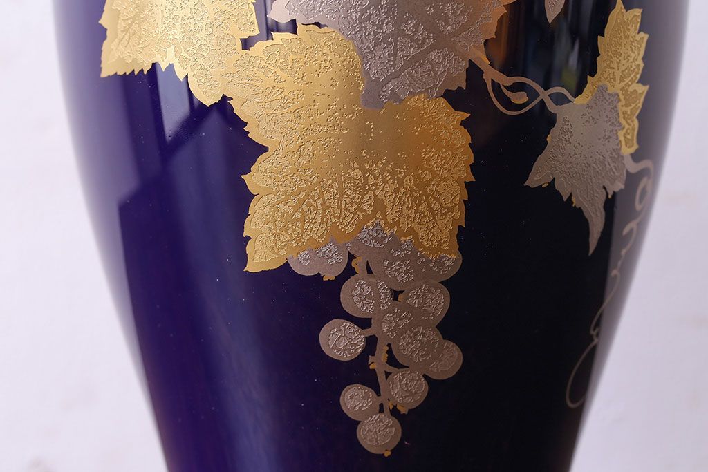 アンティーク雑貨　中古美品　大倉陶園　瑠璃(ルリ)金蝕葡萄　気品漂う花瓶(箱付き)