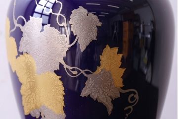 アンティーク雑貨　中古美品　大倉陶園　瑠璃(ルリ)金蝕葡萄　気品漂う花瓶(箱付き)