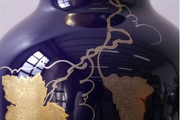 アンティーク雑貨　中古美品　大倉陶園　瑠璃(ルリ)金蝕葡萄　気品漂う花瓶(箱付き)