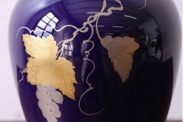 アンティーク雑貨　中古美品　大倉陶園　瑠璃(ルリ)金蝕葡萄　気品漂う花瓶(箱付き)