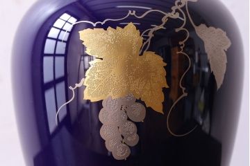 アンティーク雑貨　中古美品　大倉陶園　瑠璃(ルリ)金蝕葡萄　気品漂う花瓶(箱付き)