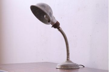 昭和レトロ　渋い魅力あふれるアルミデスクスタンド(卓上ライト、照明)