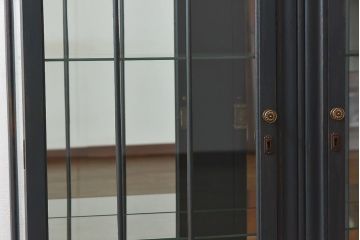 アンティーク家具　イギリスアンティーク　シックな色味のガラスキャビネット(ガラスケース、ショーケース、飾り棚、キュリオケース)