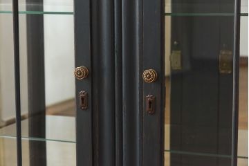 アンティーク家具　イギリスアンティーク　シックな色味のガラスキャビネット(ガラスケース、ショーケース、飾り棚、キュリオケース)