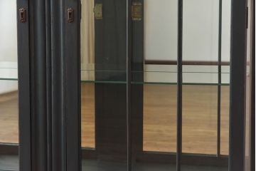 アンティーク家具　イギリスアンティーク　シックな色味のガラスキャビネット(ガラスケース、ショーケース、飾り棚、キュリオケース)