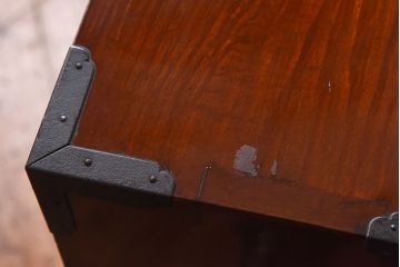 ビンテージ　民芸家具　三方栗材　手打ち金具が印象的な漆塗り佐渡小箪笥(帳箱、帳場箪笥、船箪笥)