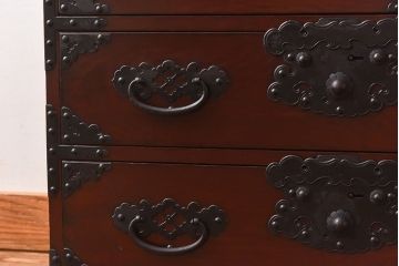 ビンテージ　民芸家具　三方栗材　手打ち金具が印象的な漆塗り佐渡小箪笥(帳箱、帳場箪笥、船箪笥)
