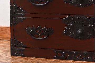 ビンテージ　民芸家具　三方栗材　手打ち金具が印象的な漆塗り佐渡小箪笥(帳箱、帳場箪笥、船箪笥)