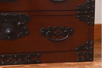 ビンテージ　民芸家具　三方栗材　手打ち金具が印象的な漆塗り佐渡小箪笥(帳箱、帳場箪笥、船箪笥)