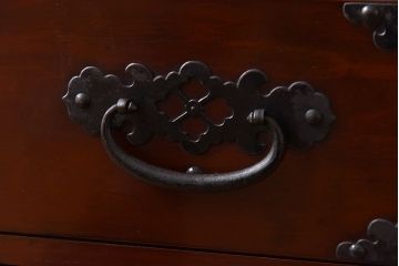ビンテージ　民芸家具　三方栗材　手打ち金具が印象的な漆塗り佐渡小箪笥(帳箱、帳場箪笥、船箪笥)