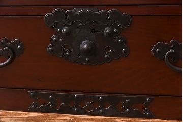 ビンテージ　民芸家具　三方栗材　手打ち金具が印象的な漆塗り佐渡小箪笥(帳箱、帳場箪笥、船箪笥)