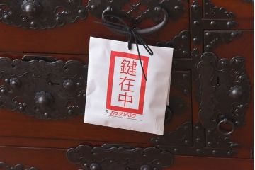 ビンテージ　民芸家具　三方栗材　手打ち金具が印象的な漆塗り佐渡小箪笥(帳箱、帳場箪笥、船箪笥)