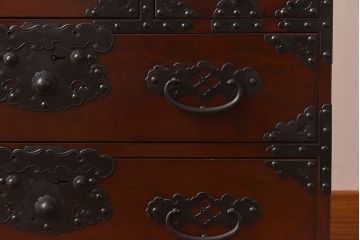 ビンテージ　民芸家具　三方栗材　手打ち金具が印象的な漆塗り佐渡小箪笥(帳箱、帳場箪笥、船箪笥)