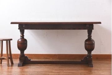 アンティーク家具　イギリスアンティーク　オーク材　奥行を伸ばせる珍しいエクステンションダイニングテーブル(ドローリーフテーブル)です。