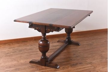 アンティーク家具　イギリスアンティーク　オーク材　奥行を伸ばせる珍しいエクステンションダイニングテーブル(ドローリーフテーブル)です。