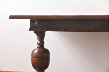 アンティーク家具　イギリスアンティーク　オーク材　奥行を伸ばせる珍しいエクステンションダイニングテーブル(ドローリーフテーブル)です。