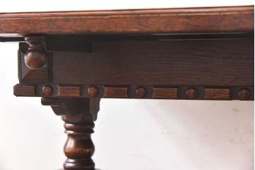アンティーク家具　イギリスアンティーク　オーク材　奥行を伸ばせる珍しいエクステンションダイニングテーブル(ドローリーフテーブル)です。