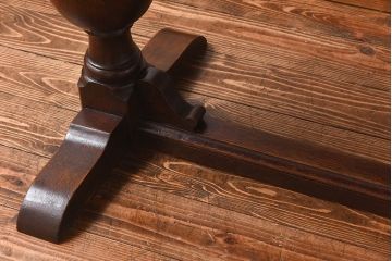 アンティーク家具　イギリスアンティーク　オーク材　奥行を伸ばせる珍しいエクステンションダイニングテーブル(ドローリーフテーブル)です。