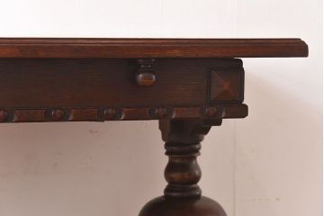 アンティーク家具　イギリスアンティーク　オーク材　奥行を伸ばせる珍しいエクステンションダイニングテーブル(ドローリーフテーブル)です。