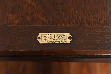 アンティーク家具　イギリスアンティーク　オーク材　奥行を伸ばせる珍しいエクステンションダイニングテーブル(ドローリーフテーブル)です。
